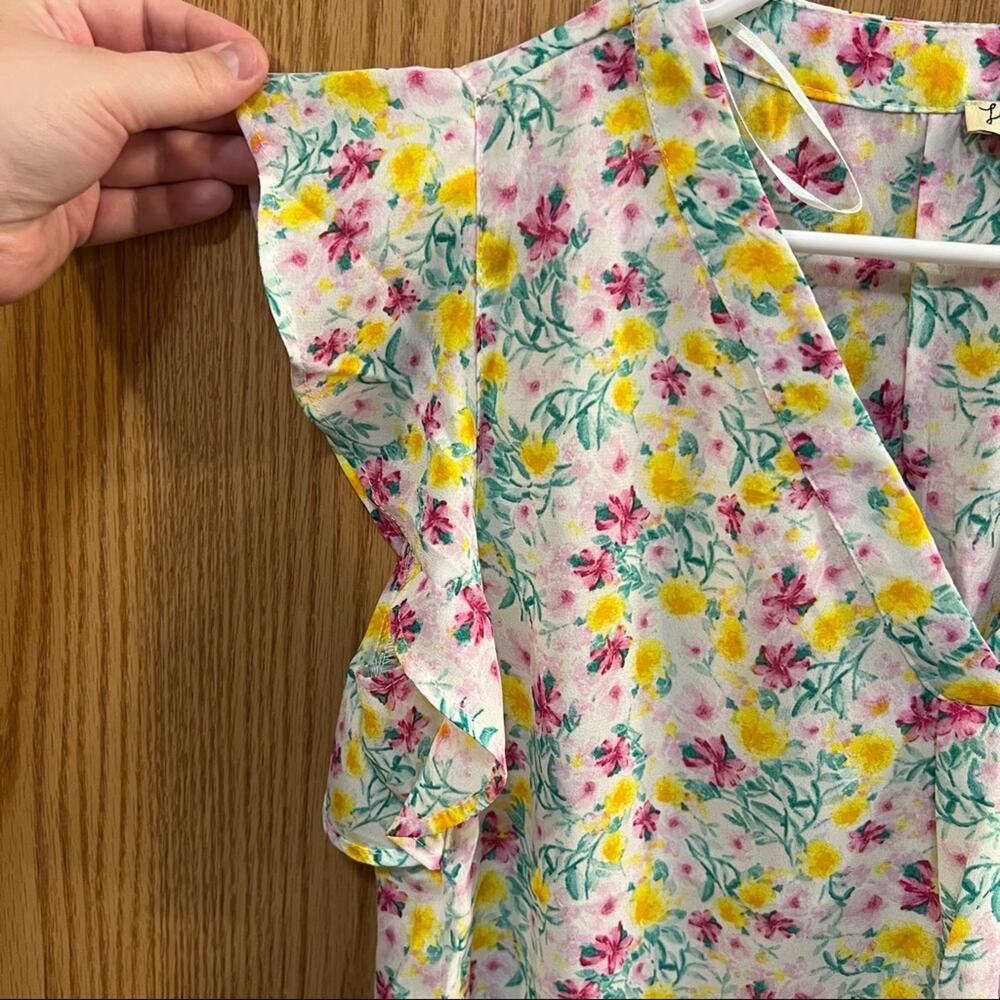 NEW Lily White Ruffle Cap Sleeve Floral V-Neck Top Women's Size Small Spring - Picture 7 of 8